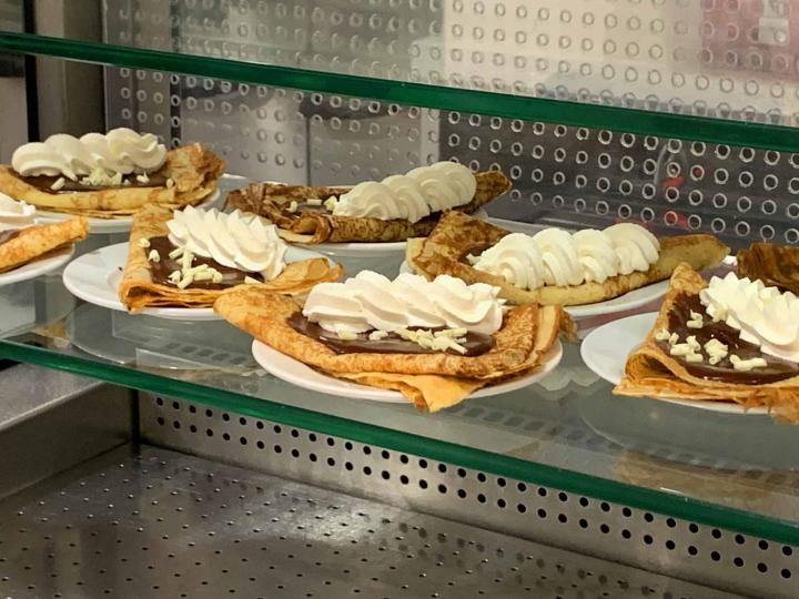 Nous préparons des crêpes et des galettes bretonnes à la minute pour le repas du baptême de votre enfant.